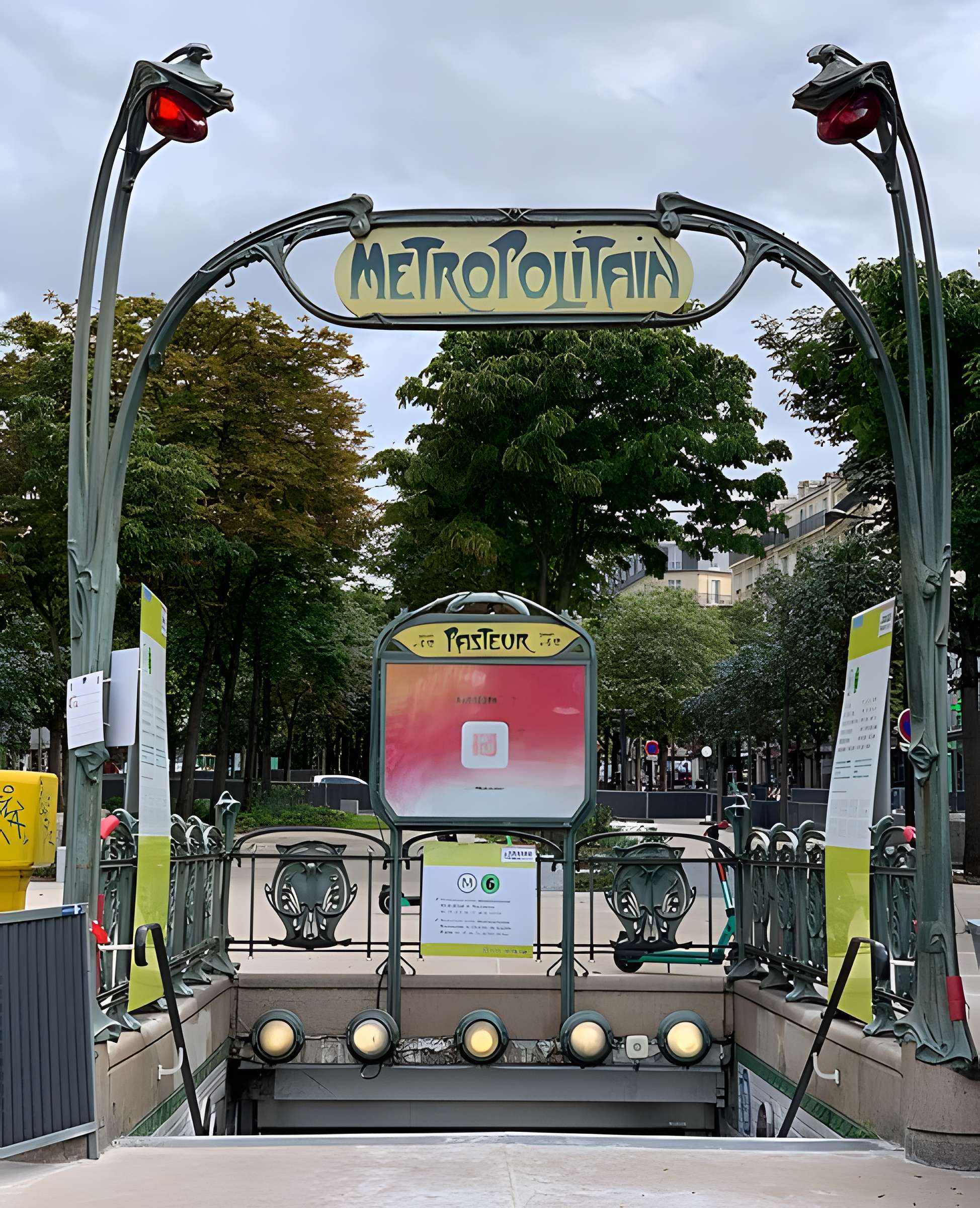 Édicule Guimard de la station Pasteur - Paris 15ème