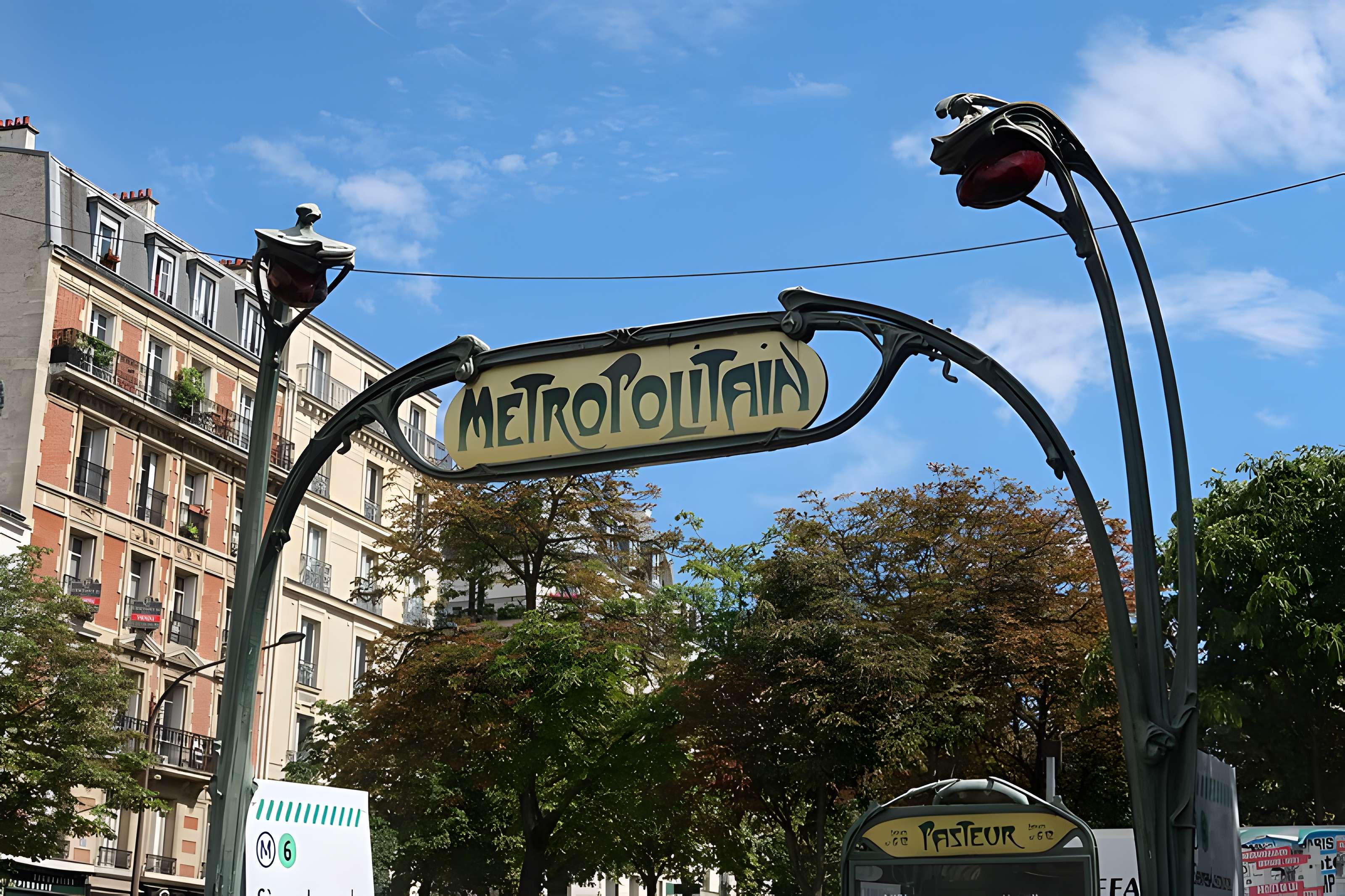 Édicule Guimard de la station Pasteur - Paris 15ème