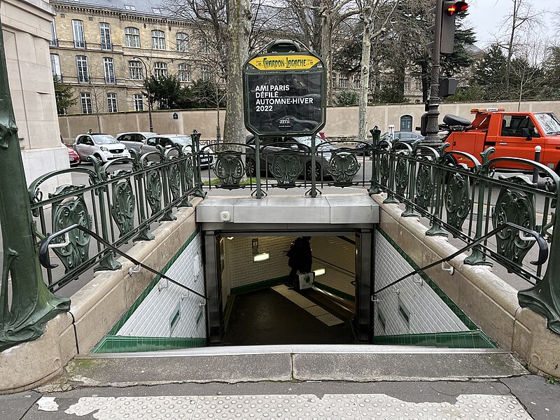 Édicule Guimard de la station Chardon-Lagache - Paris 16ème