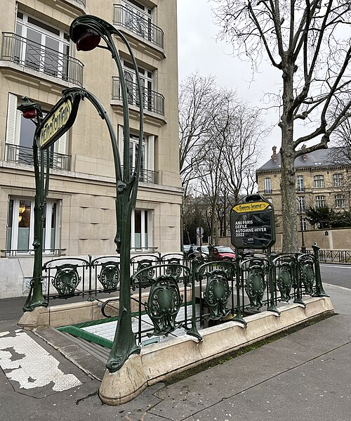 Édicule Guimard de la station Chardon-Lagache - Paris 16ème
