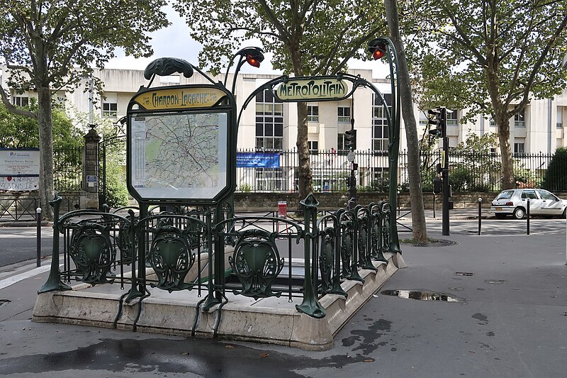 Édicule Guimard de la station Chardon-Lagache - Paris 16ème