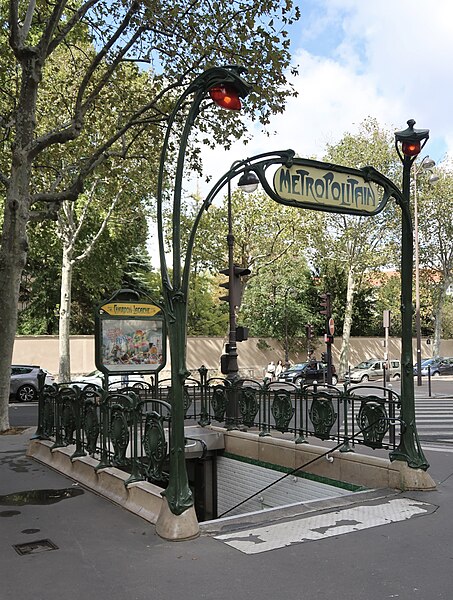Édicule Guimard de la station Chardon-Lagache - Paris 16ème
