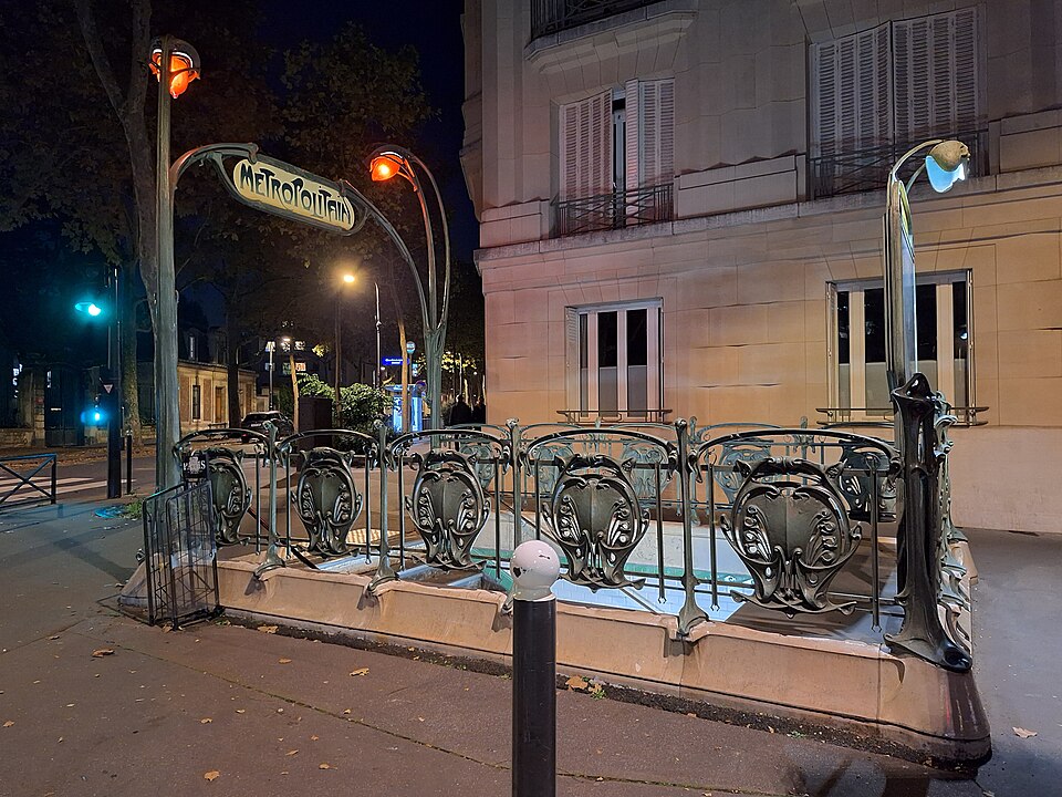 Édicule Guimard de la station Chardon-Lagache - Paris 16ème