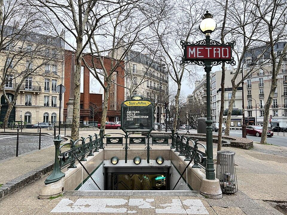Édicule Guimard de la station Église-d'Auteuil - Paris 16ème
