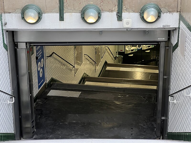 Édicule Guimard de la station Église-d'Auteuil - Paris 16ème