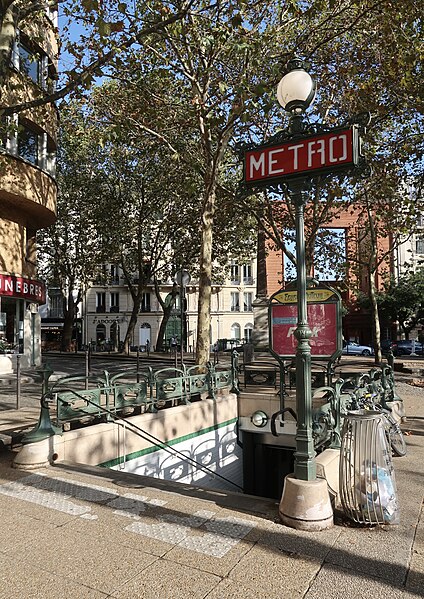 Édicule Guimard de la station Église-d'Auteuil - Paris 16ème