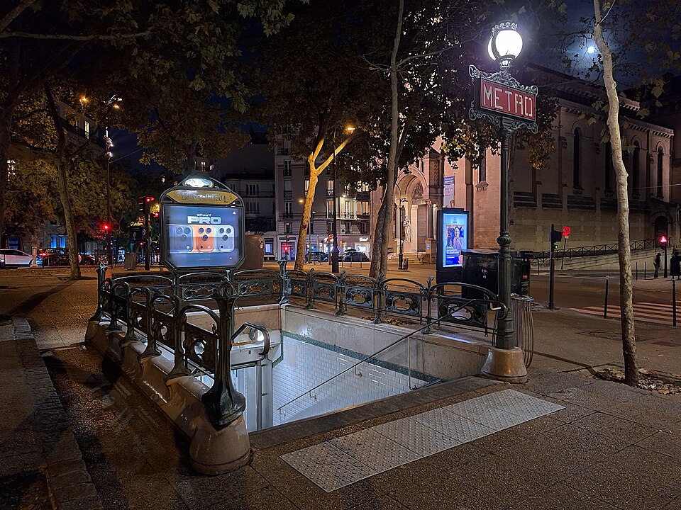 Édicule Guimard de la station Église-d'Auteuil - Paris 16ème