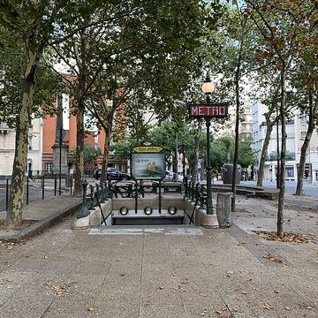 Édicule Guimard de la station Église-dAuteuil - Paris 16ème