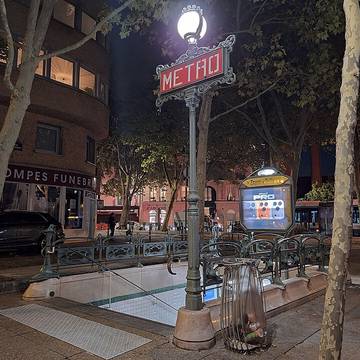 Édicule Guimard de la station Église-dAuteuil - Paris 16ème