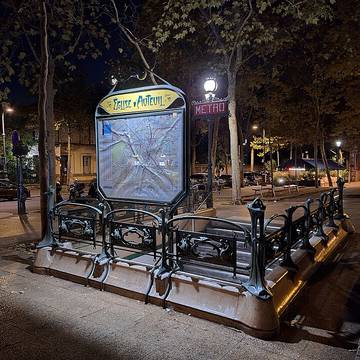 Édicule Guimard de la station Église-dAuteuil - Paris 16ème