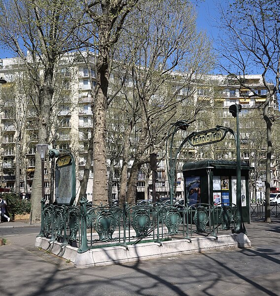 Édicule Guimard de la station Mirabeau - Paris 16ème