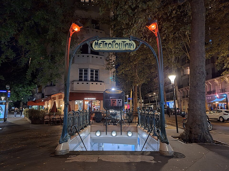 Édicule Guimard de la station Mirabeau - Paris 16ème