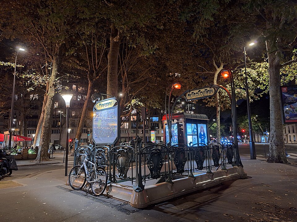 Édicule Guimard de la station Mirabeau - Paris 16ème