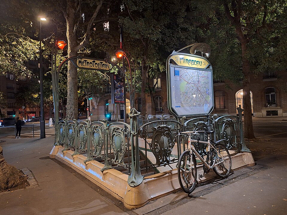 Édicule Guimard de la station Mirabeau - Paris 16ème