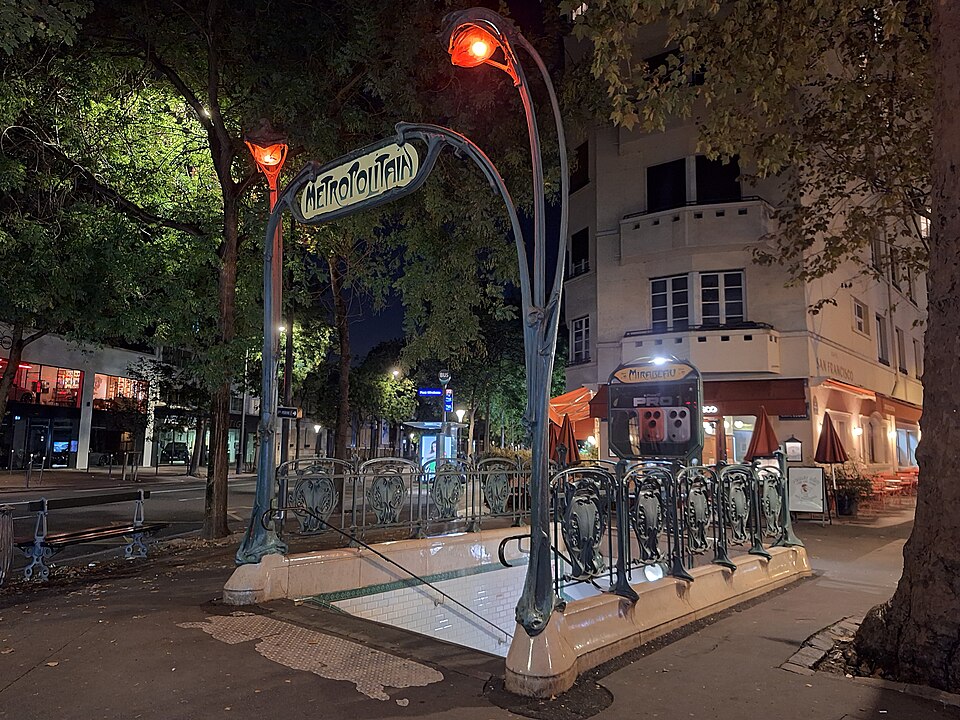 Édicule Guimard de la station Mirabeau - Paris 16ème