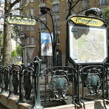 Édicule Guimard de la station Mirabeau - Paris 16ème