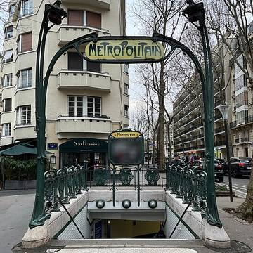 Édicule Guimard de la station Mirabeau - Paris 16ème