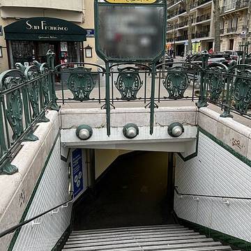 Édicule Guimard de la station Mirabeau - Paris 16ème