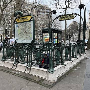 Édicule Guimard de la station Mirabeau - Paris 16ème