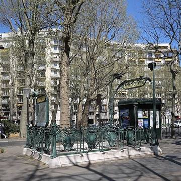 Édicule Guimard de la station Mirabeau - Paris 16ème
