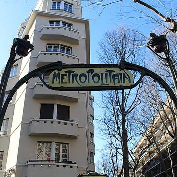 Édicule Guimard de la station Mirabeau - Paris 16ème