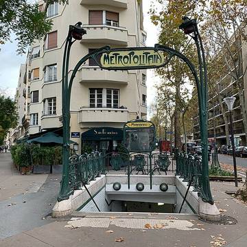 Édicule Guimard de la station Mirabeau - Paris 16ème