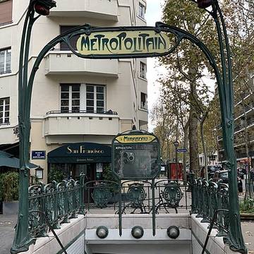 Édicule Guimard de la station Mirabeau - Paris 16ème
