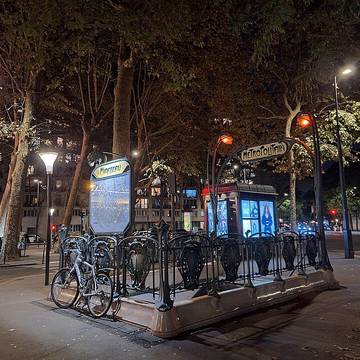 Édicule Guimard de la station Mirabeau - Paris 16ème