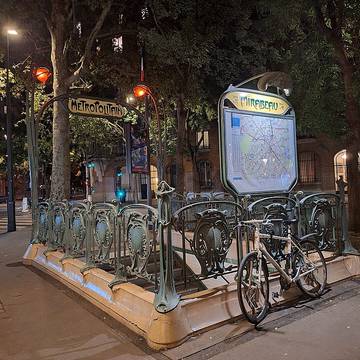 Édicule Guimard de la station Mirabeau - Paris 16ème
