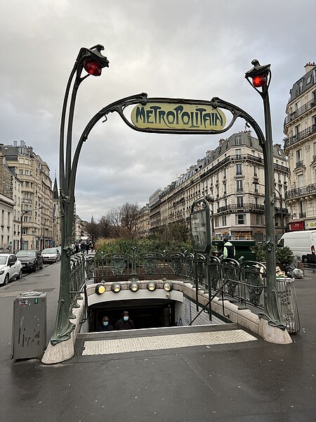 Édicule Guimard de la station Rome - Paris 17ème