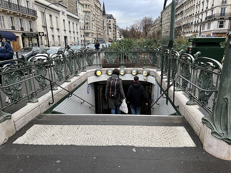 Édicule Guimard de la station Rome - Paris 17ème