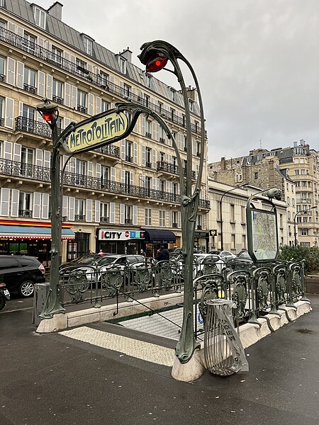 Édicule Guimard de la station Rome - Paris 17ème