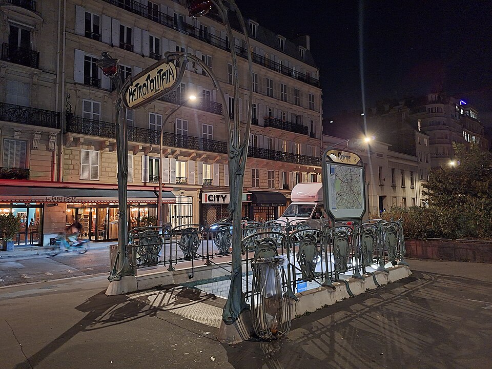 Édicule Guimard de la station Rome - Paris 17ème