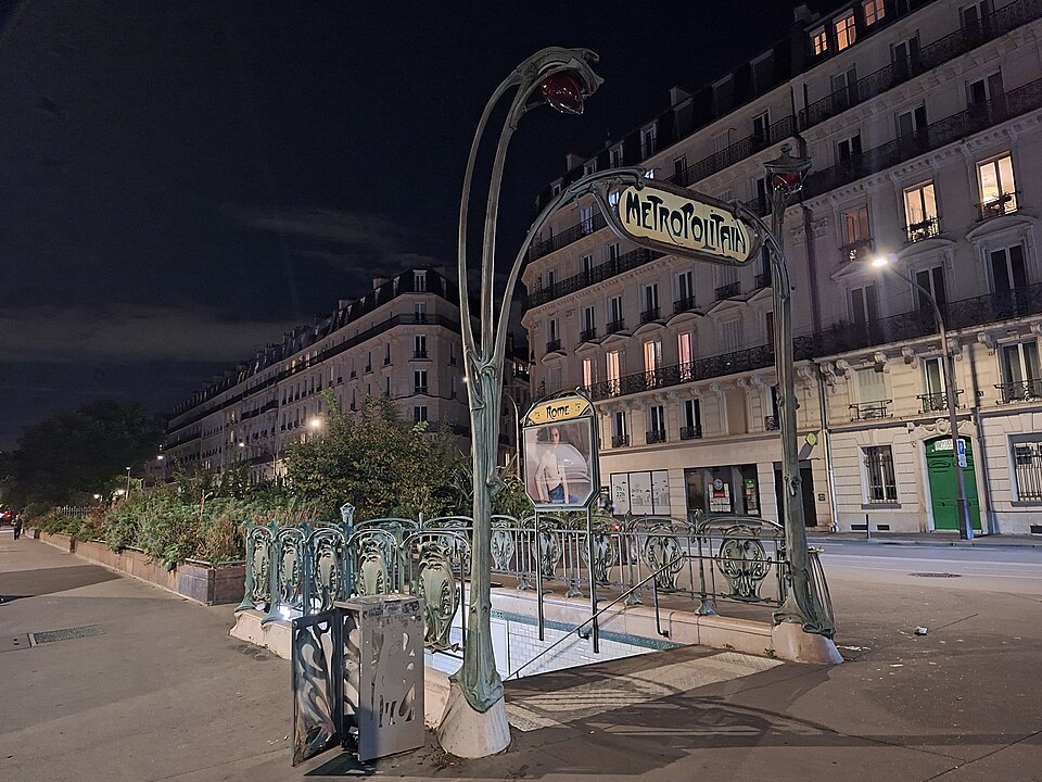 Édicule Guimard de la station Rome - Paris 17ème