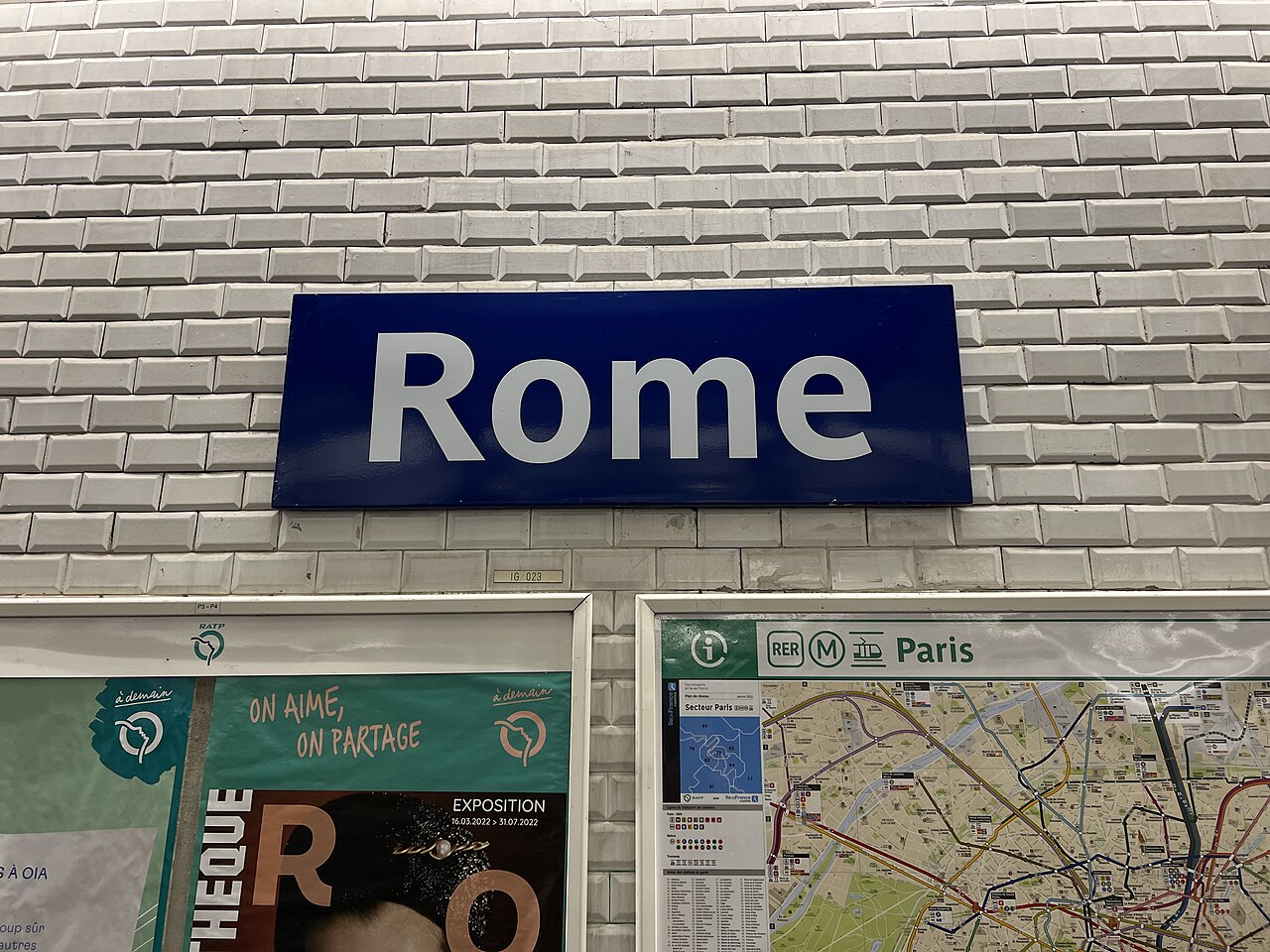 Édicule Guimard de la station Rome - Paris 17ème