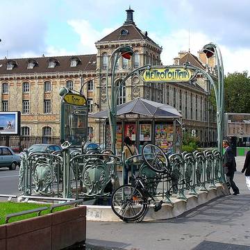 Édicule Guimard de la station Rome - Paris 17ème