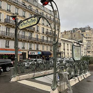 Édicule Guimard de la station Rome - Paris 17ème