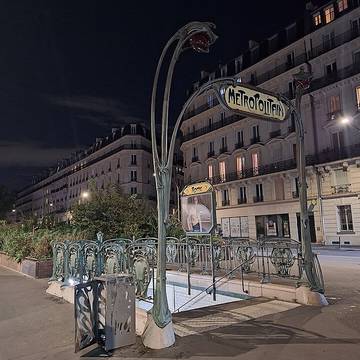 Édicule Guimard de la station Rome - Paris 17ème