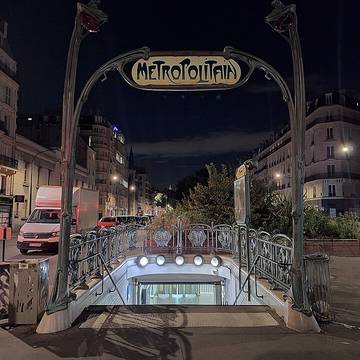 Édicule Guimard de la station Rome - Paris 17ème