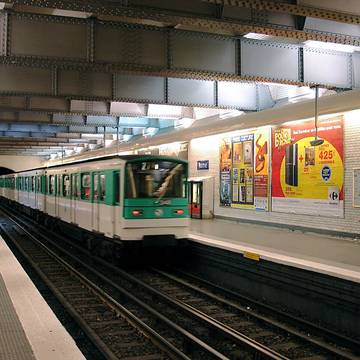 Édicule Guimard de la station Rome - Paris 17ème