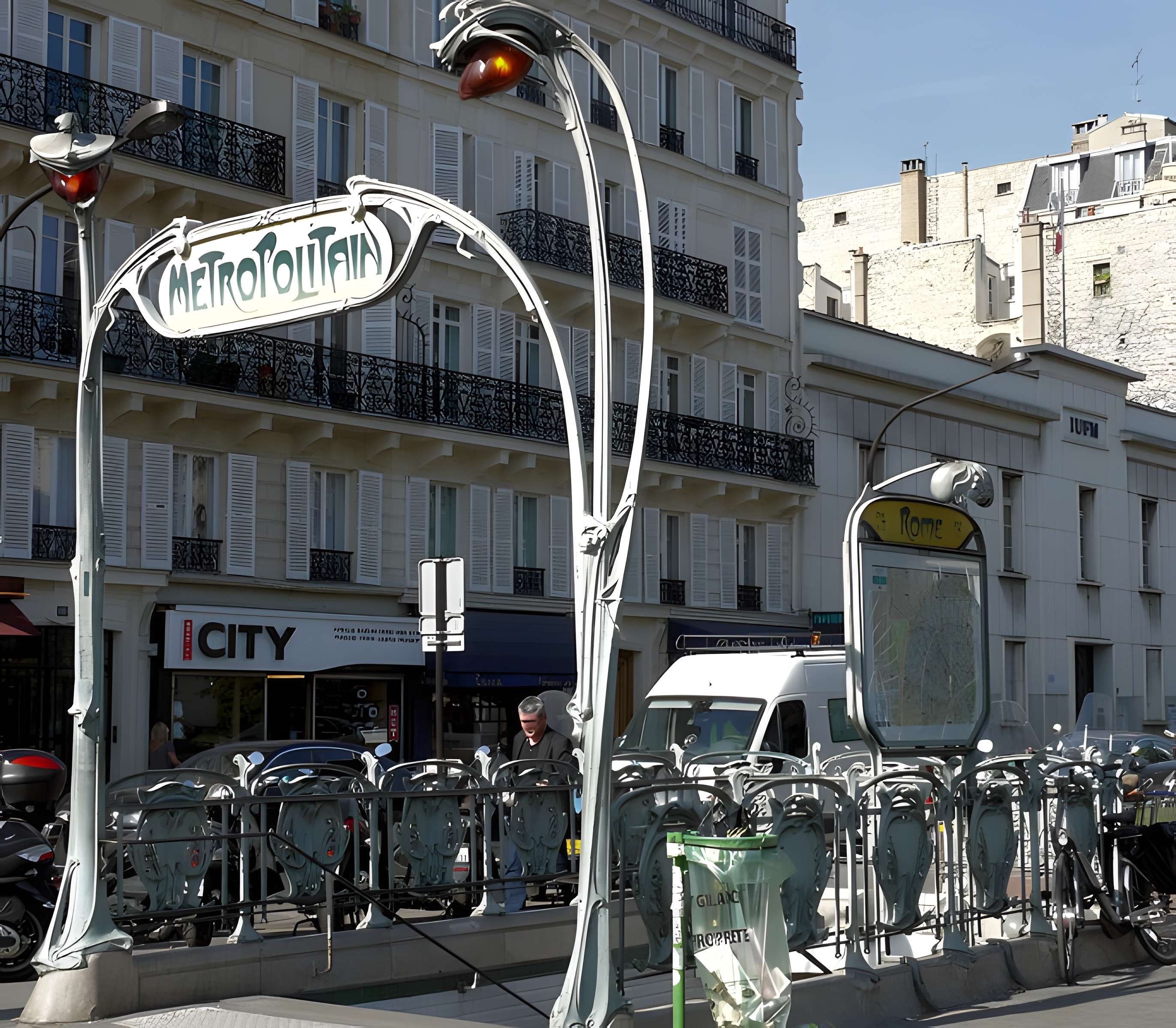 Édicule Guimard de la station Rome - Paris 17ème 