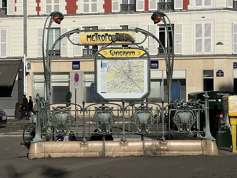 Édicule Guimard de la station Wagram - Paris 17ème