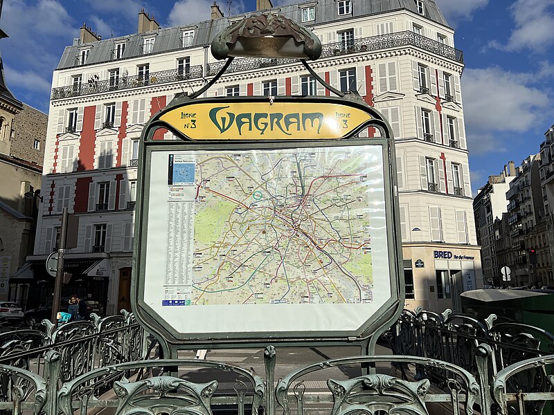 Édicule Guimard de la station Wagram - Paris 17ème