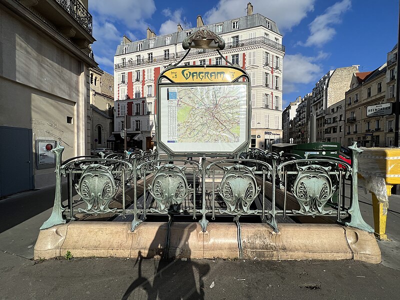 Édicule Guimard de la station Wagram - Paris 17ème