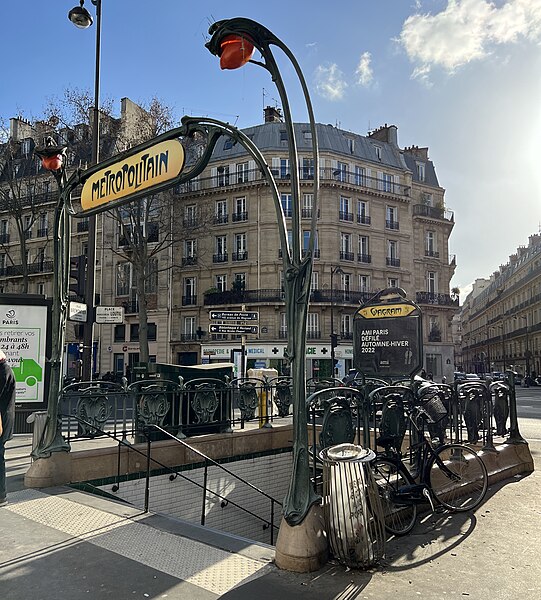 Édicule Guimard de la station Wagram - Paris 17ème