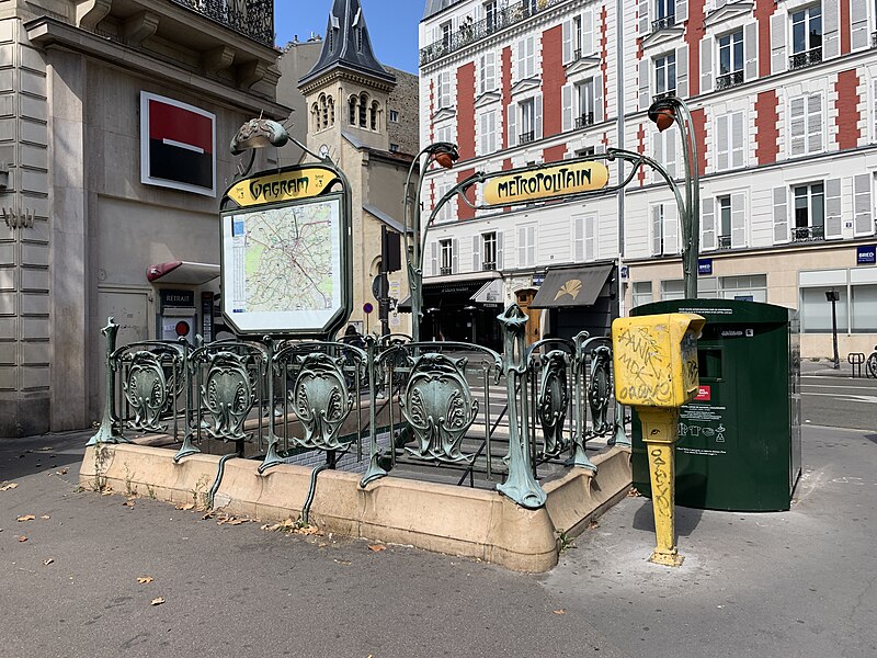 Édicule Guimard de la station Wagram - Paris 17ème