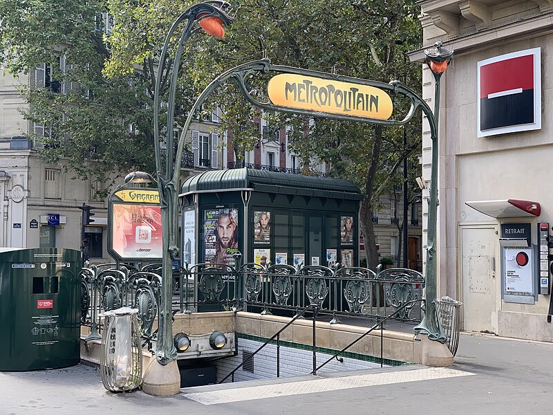 Édicule Guimard de la station Wagram - Paris 17ème