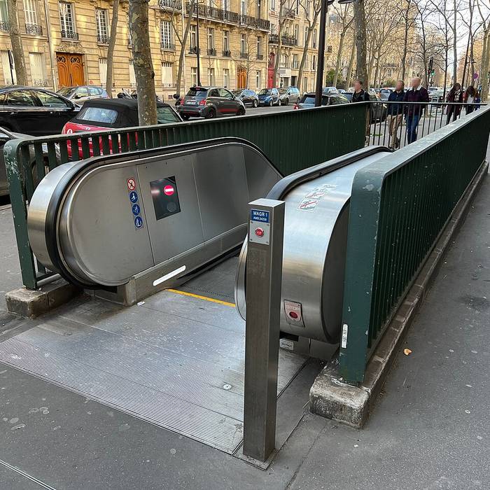 Photo de Édicule Guimard de la station Wagram - Paris 17ème