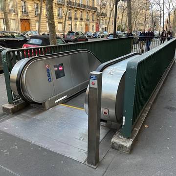 Édicule Guimard de la station Wagram - Paris 17ème