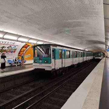 Édicule Guimard de la station Wagram - Paris 17ème